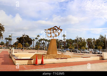 LARNACA, Chypre - Mars 03, 2019 : Golden flying seagull bird sculpture sur la plage de Larnaca Banque D'Images