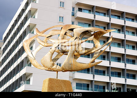 LARNACA, Chypre - Mars 03, 2019 : Golden flying seagull bird sculpture sur la plage de Larnaca Banque D'Images