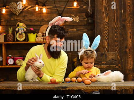 Famille Pâques avec de fausses oreilles de lapin. Banque D'Images