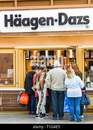 LAS VEGAS, NV, USA - Février 2019 : personnes en attente à la crème glace Haagen-Dazs kiosque dans le nord Simon Premium Outlets de Las Vegas. Banque D'Images