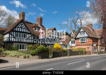 Gîtes de caractère (maisons à colombage) dans le village de Witley à Surrey, UK, au printemps. Banque D'Images