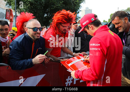 MELBOURNE, AUSTRALIE - 13 mars : Charles LECLERC de Team Scuderia Ferrari accueille fans au lancement de la saison F1 2019 Banque D'Images