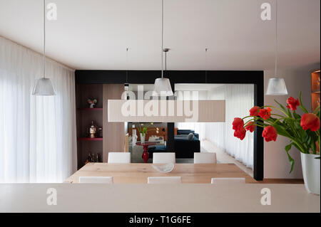 Salle à manger moderne avec blanc suspendus Banque D'Images