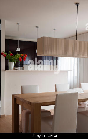 Salle à manger moderne avec blanc suspendus Banque D'Images