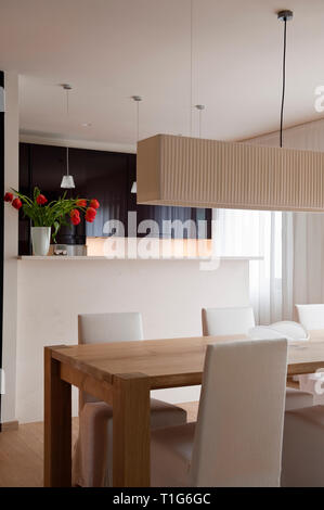 Salle à manger moderne avec blanc suspendus Banque D'Images