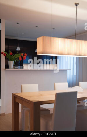 Salle à manger moderne avec blanc suspendus Banque D'Images