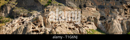 Photo & image de Vardzia cave médiévale ville et monastère, Erusheti Montagne, sud de la Géorgie (pays) habitée à partir de la 5ème siècle avant J.-C., la région d'information de Banque D'Images