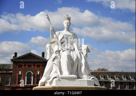 London, Royaume-Uni : la magnifique statue de la reine Victoria, dans le Kensington Palace Gardens. Statue en marbre blanc avec fond de ciel bleu nuage, Banque D'Images