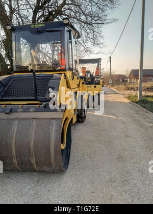 Beograd, Serbie - Mars 25, 2019 : l'asphaltage de la rue dans la ville voir rollers qui sont prêts à rouler en asphalte Beograd, Serbie Banque D'Images