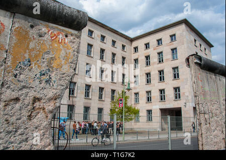 Berlin, Allemagne : : Vue de la Niederkirchnerstraße au moyen d'une partie endommagée de l'original mur de Berlin. Aujourd'hui, c'est clôturé pour empêcher d'autres dommages. Banque D'Images