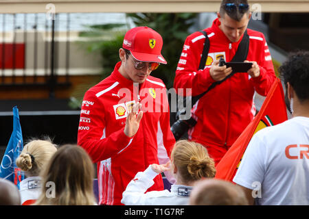 MELBOURNE, AUSTRALIE - 13 mars : Charles LECLERC de Team Scuderia Ferrari accueille fans au lancement de la saison F1 2019 Banque D'Images