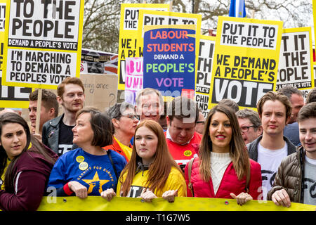 Des milliers de manifestants mars sur Westminster pour exiger un deuxième référendum sur le UK a décidé de quitter l'Union européenne Banque D'Images