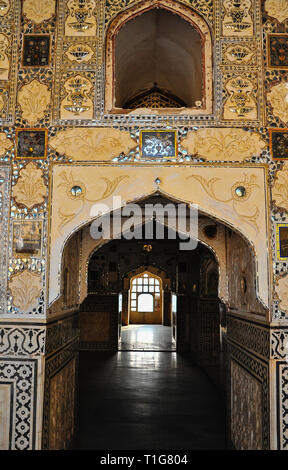 Le miroir 'Sheesh Mahal Palace' dans le Fort Amber, Rajasthan, Inde. Belle salle avec des portes cintrées, carreaux et mosaïques à motifs miroir Banque D'Images