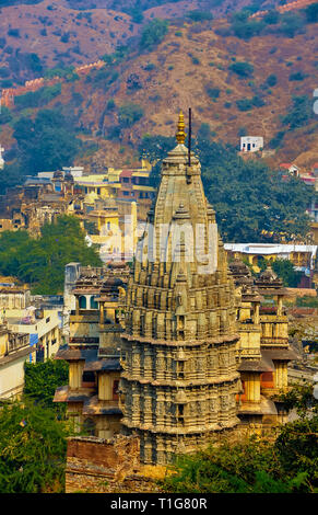 Jagat Shiromani Temple, Amer, ville du Rajasthan, Inde. Vue de l'ancien temple hindou de Amer avec ville et montagnes en arrière-plan Banque D'Images