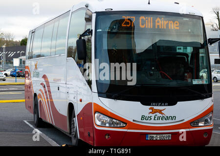 Transport pour l'Irlande. Bus Eireann stationné à l'entraîneur et la gare routière de Killarney Killarney '257' service rédigée en irlandais affiche sur le dot matrix Banque D'Images