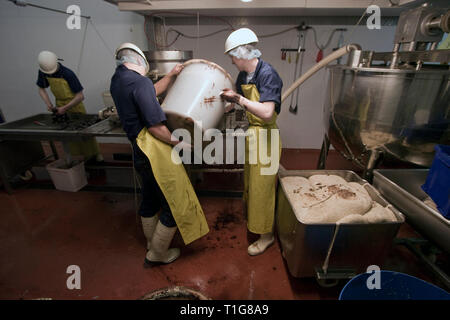 Les membres du personnel à R. S. Irlande en Haslingden and Lancashire, Angleterre, le mélange, les ingrédients d'un traditionnel noir enterrer poudings dont la société est en train de prendre pour le concours du Meilleur Boudin Noir, les plus prestigieux festival célébrant le boudin qui a lieu du 14 au 16 mars 2008 en Normandie, France. R. S. L'Irlande, a été créée il y a 50 ans et emploie environ 15 personnes faisant plus de 300 tonnes de boudin noir chaque année. Boudin est un mets savoureux à base de sang animal, du gruau, des oignons, de matières grasses, de l'orge et d'épices. Banque D'Images