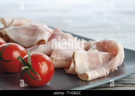 Prosciutto Cotto con pomodori primo piano dal basso Banque D'Images