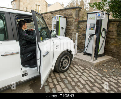 Taxi électrique station de charge, le centre-ville d'Édimbourg. Banque D'Images