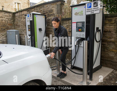 Taxi électrique station de charge, le centre-ville d'Édimbourg. Banque D'Images