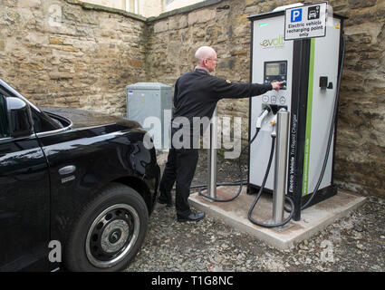 Taxi électrique station de charge, le centre-ville d'Édimbourg. Banque D'Images