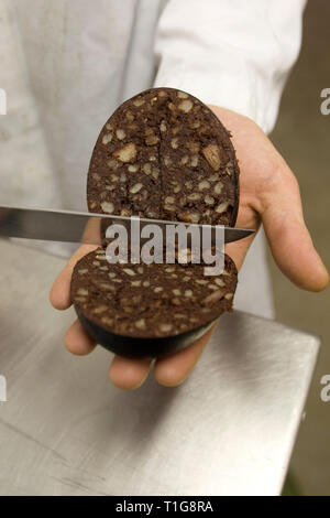 De Bury traditionnel boudin d'être exaqmined à R. S. dans les locaux de l'Irlande à Haslingden and Lancashire, Angleterre, que la société prend pour le concours du Meilleur Boudin Noir, les plus prestigieux festival célébrant le boudin qui a lieu du 14 au 16 mars 2008 en Normandie, France. R. S. L'Irlande, a été créée il y a 50 ans et emploie environ 15 personnes faisant plus de 300 tonnes de boudin noir chaque année. Boudin est un mets savoureux à base de sang animal, du gruau, des oignons, de matières grasses, de l'orge et d'épices. Banque D'Images