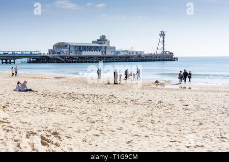 Les gens sur la plage de Bournemouth sur un beau dimanche matin de printemps. 24 mars 2019. Dorset, UK Banque D'Images
