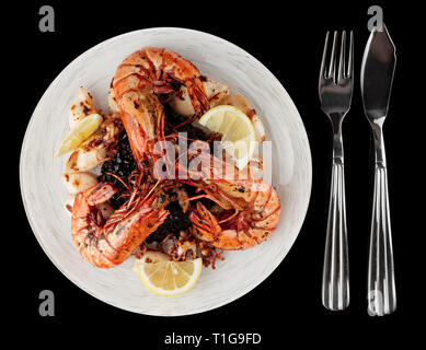 Crevettes géantes grillées et calamars avec du riz noir isolé sur fond blanc Banque D'Images