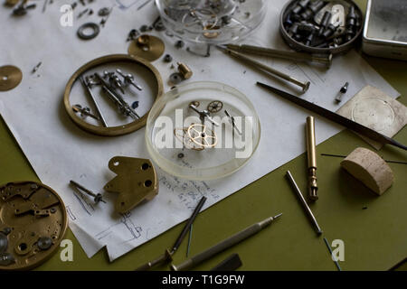 Les dessins et les outils utilisés par le maître horloger George Daniels, photographié dans son atelier dans le parc de sa maison à Ramsey, Île de Man). M. Daniels a fait des montres pour plus de 60 ans et est célèbre pour la création de l'échappement co-axial. Il est l'un des rares horlogers vivant qui peut créer une montre complète à la main, y compris le Boîtier et cadran et c'est un ancien maître de la Société des horlogers de Londres. Banque D'Images