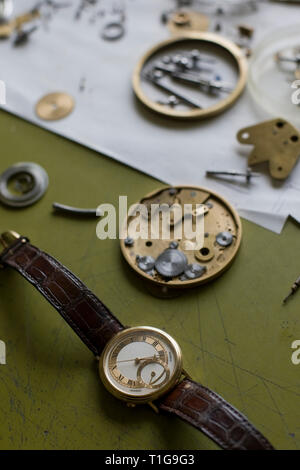 Les dessins et les outils utilisés par le maître horloger George Daniels, photographié dans son atelier dans le parc de sa maison à Ramsey, Île de Man). M. Daniels a fait des montres pour plus de 60 ans et est célèbre pour la création de l'échappement co-axial. Il est l'un des rares horlogers vivant qui peut créer une montre complète à la main, y compris le Boîtier et cadran et c'est un ancien maître de la Société des horlogers de Londres. Banque D'Images