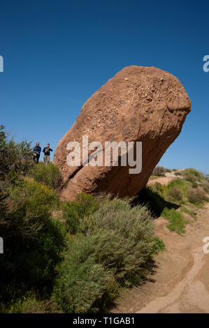 Les gens vsiting Vasquez Rocks dans le domaine de l'Antelope Valley. Caiifornia Suthern Banque D'Images