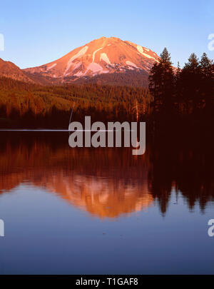 États-unis, Californie, Lassen Volcanic National Park, Coucher de soleil sur la côte nord-ouest de Lassen Peak qui se reflète dans Manzanita Lake. Banque D'Images