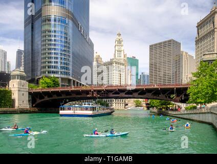 Croisière sur la rivière Chicago et de kayaks et de la rivière à pied et entourant le centre-ville de l'architecture en été, Chicago, Illinois. Banque D'Images