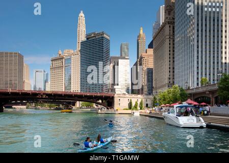 Chicago River, la rivière à pied, kayaks et entourant le centre-ville de l'architecture en été, Chicago, Illinois. Banque D'Images