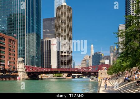 Chicago River, la rivière à pied, kayaks et entourant le centre-ville de l'architecture en été, Chicago, Illinois. Banque D'Images