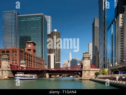 Croisière sur la rivière Chicago et avec la rivière à pied et entourant le centre-ville de l'architecture en été, Chicago, Illinois. Banque D'Images