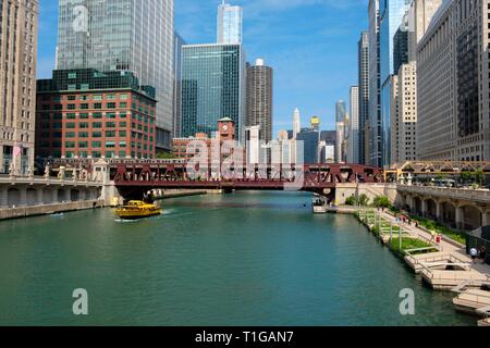 Chicago River, la rivière à pied, kayaks et entourant le centre-ville de l'architecture en été, Chicago, Illinois. Banque D'Images