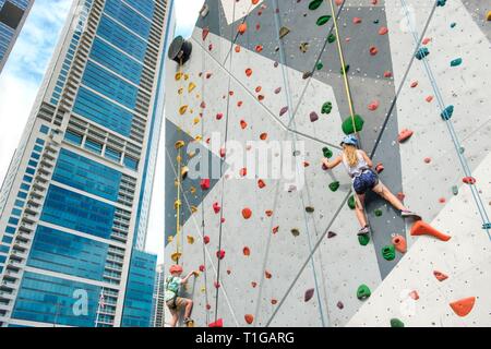 Mur d'escalade à Maggie Daley Park, un parc public de 20 hectares pour les enfants à côté de Millennium Park, Chicago, Illinois. Banque D'Images