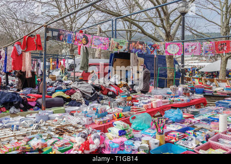 Les vendeurs de rue en plein air vente de vêtements et autres produits de marchandises cale à chaque samedi à un grand bazar hebdomadaire marché aux puces à Xanthi, Grèce. Banque D'Images