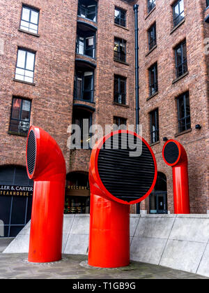 La ventilation de l'air, rouge à entonnoirs Albert Dock, Liverpool, Angleterre, Royaume-Uni. Banque D'Images