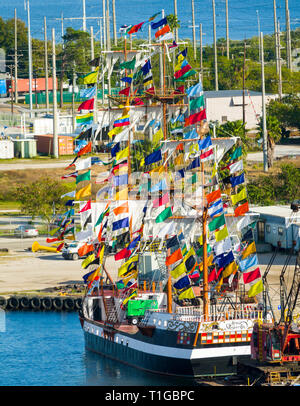 Seul le bateau pirate entièrement truqué, le Jose Gasparilla docked in Tampa Florida FL et est le point culminant de la fête Pirate Gasparilla Banque D'Images