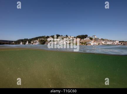 Un tir de yachts à Salcombe estuaire pendant l'été à la belle au Cliff House, bâtiment qui abrite le Club de Yacht de Salcombe Banque D'Images