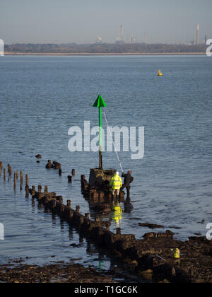 Paire de deux ouvriers hommes travailleurs dans le maintien de travail haute visibilité peinture repeindre avec un rouleau de brosse rallonge épi plage navigation marqueur Banque D'Images