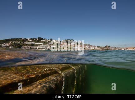 Un tir de l'estuaire de Salcombe au cours de l'été à la belle au Cliff House, bâtiment qui abrite le Club de Yacht de Salcombe. Banque D'Images