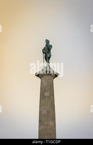 Close up, low angle view of monument célèbre le Victor (Pobednik) dans la forteresse de Belgrade à l'encontre d'une heure d'or sky Banque D'Images