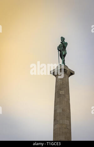 Close up, low angle view of monument célèbre le Victor (Pobednik) dans la forteresse de Belgrade à l'encontre d'une heure d'or sky Banque D'Images