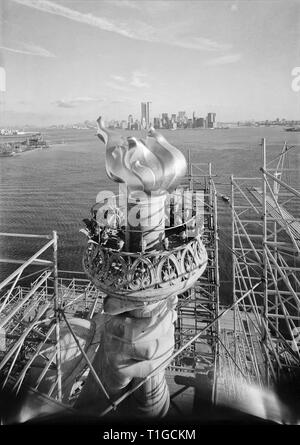 Statue de la liberté avec la nouvelle torche, New York City, 1985 Banque D'Images
