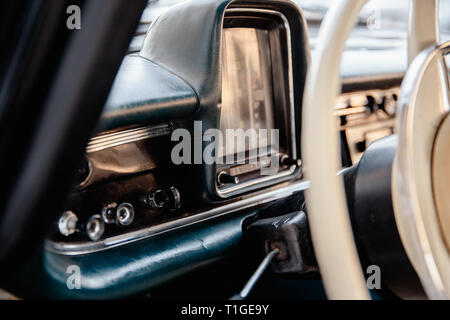 Image style rétro d'une vieille voiture à l'intérieur d'un tableau de bord et radio classic car Banque D'Images