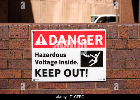 Le signe de danger ou de danger, avertissement signe de puissance haute tension dangereux ou des lignes électriques et de conseiller de garder à Montgomery, en Alabama, USA. Banque D'Images