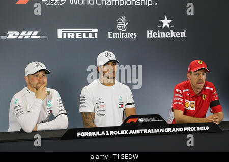 MELBOURNE, AUSTRALIE - 16 mars : Valtteri Bottas, Lewis Hamilton et Sebastian Vettel à une conférence de presse après qualification au jour 3 de la forme 2019 Banque D'Images