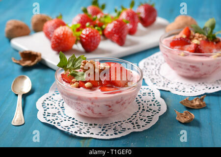 Dessert aux fraises avec morceaux de noix - libre Banque D'Images